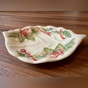 Pfaltzgraff Holiday Jamberry Leaf Shaped Dish~Pat Farrell 9-1/4"